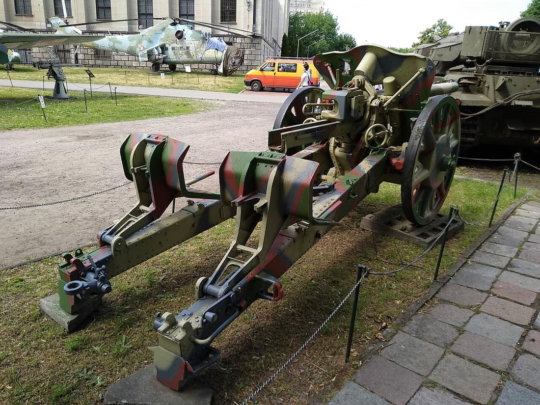 Niemiecka haubica polowa 10,5 cm leFH 18 eksponowana w Muzeum Wojska Polskiego w Warszawie.
