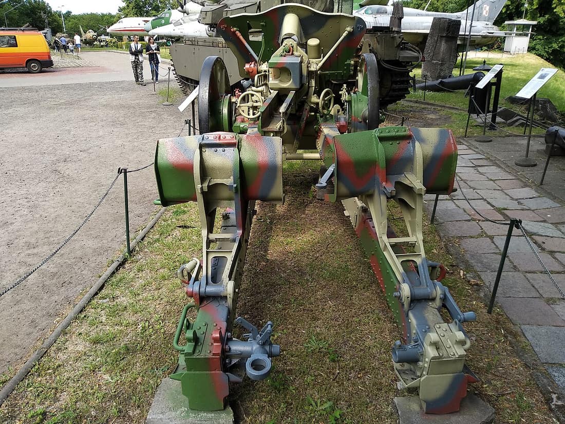 Niemiecka haubica polowa 10,5 cm leFH 18 eksponowana w Muzeum Wojska Polskiego w Warszawie.