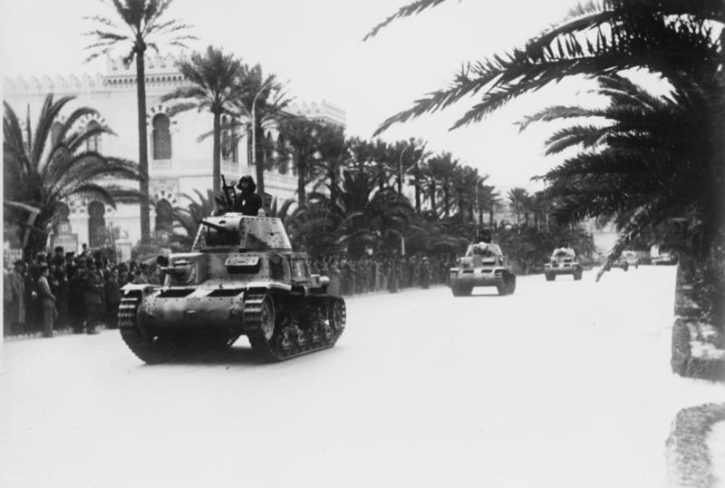carri armati italiani del Regio Esercito (modello M13/40) durante una parata a Tripoli