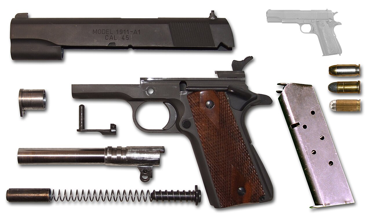 Springfield 1911-A1 (Mil Spec) Kaliber 45 ACP, teilzerlegt. Hintergrund wurde entfernt, technischer Schatten eingesetzt. Ein Magazin, verwendbare Munition und eine Ansicht der einsatzfähigen Waffe wurden hinzugefügt.