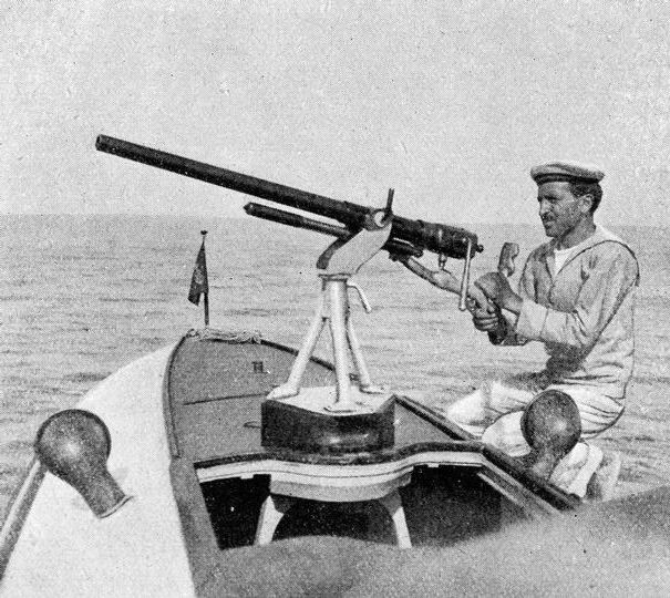 Pezzo su motoscafo italiano MAS. Prima guerra mondiale. Descrizione originaria: Manovra al pezzo