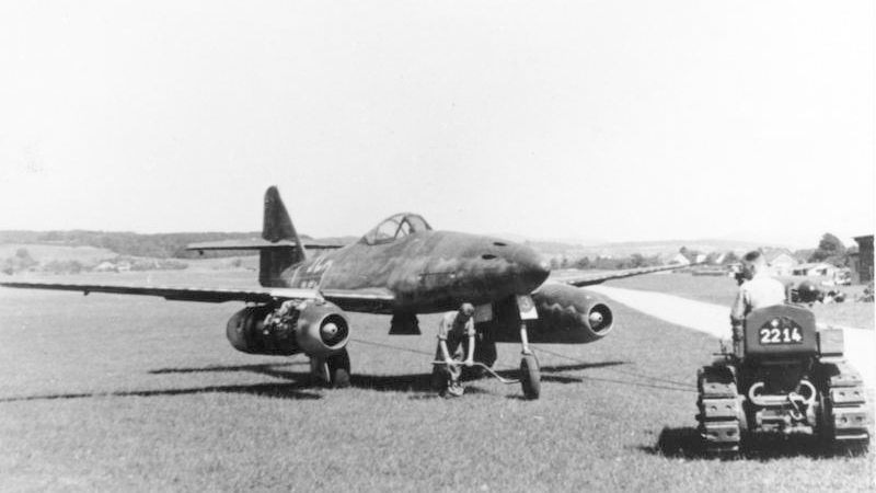 Information added by Wikimedia users. Le Me 262 A W.Nr.500071 « weiss 3 » en avril 1945. Le pilote Mutke a atteri à la base aérienne de Dübendorf (de) en Suisse le 25 avril 1945 après avoir déserté la Luftwaffe. Tracteur