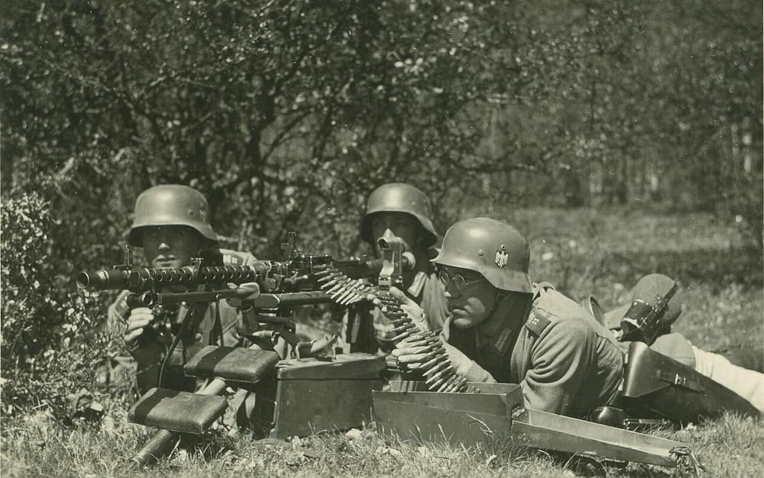 Een Duitse MG 34, kaliber 7,92 mm mitrailleur in een stelling nabij de Flakstelling in Hoogvliet.
