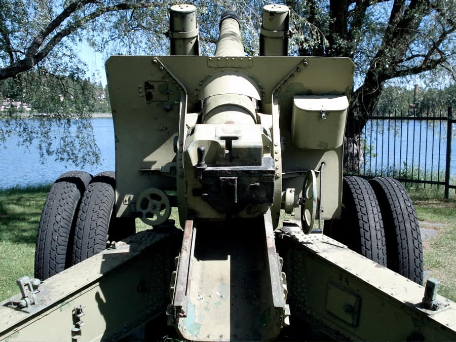 Soviet 152mm mm ML-20 gun-howitzer, displayed in Hämeenlinna Artillery Museum. Photo taken on June 18, 2006. Source: Photo by me, User:Balcer.