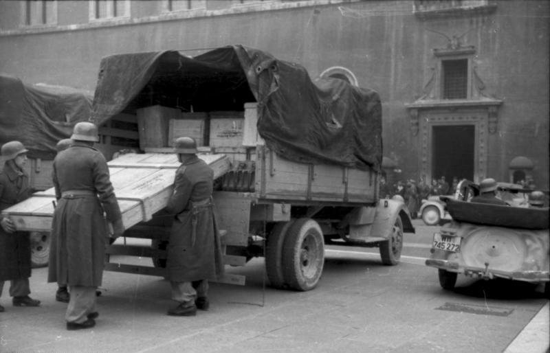 Information added by Wikimedia users. Soldati tedeschi scaricano un quadro imballato da un camion di fronte a Palazzo Venezia a Roma, nel 1943.