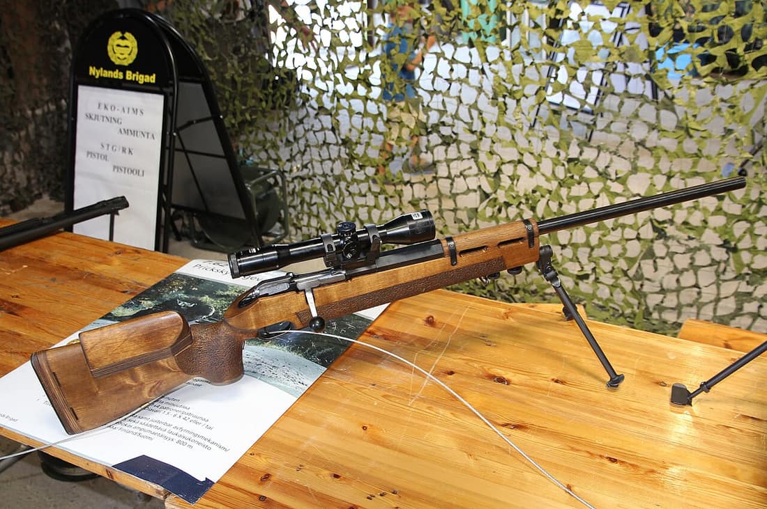 The 7.62 TKIV 85, short for 7.62 Tarkkuuskivääri 85 (7.62 sniper rifle 85), with a Zeiss Diavari ZA 1.5–6×42 telescopic sight mounted on display during Finnish Defence Forces 2013 Flag day in Ekenäs harbour.