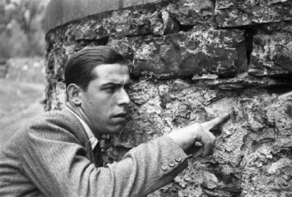 Ricostruzione dell'uccisione di Benito Mussolini: Urbano Lazzaro "Bill" indica un foro di proiettile nel muretto di Villa Belmonte, a Giulino di Tremezzina (ora Mezzegra), dove avvenne la fucilazione