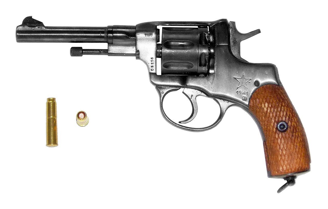Nagant M1895 revolver, produced in 1941 in Tula, polished, with two 7.62×38R cartridges.