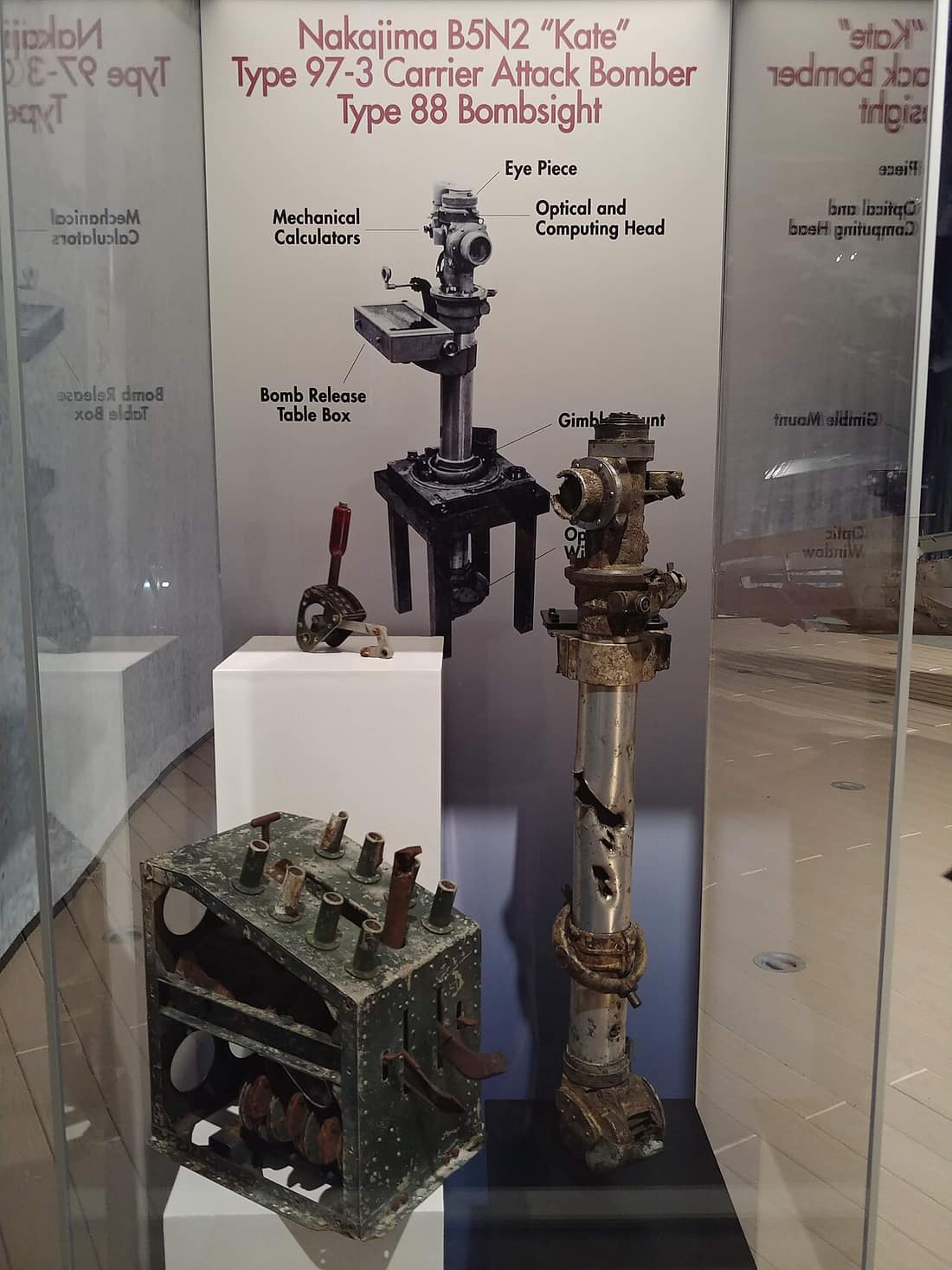 The Type 88 bombsight (right) was fitted on Japanese B5N2 torpedo bombers for accuracy during high level conventional bombing. The torpedo release lever (top left) was fitted on all B5N2 aircraft, and would be pulled to 