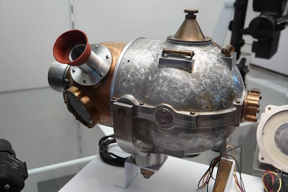 This is the ﬁrst example of the Norden series of bombsights. Carl Norden constructed it in 1923 to replace the Navy Mark III pilot-directing bombsight. The Mark XI entered service in 1929. An improved version, the Mark X