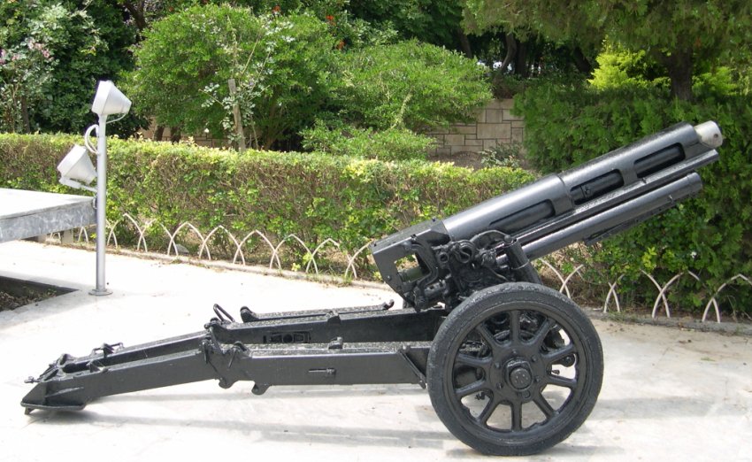 One of the two Obice da 75/18 modello 34 guns at the Battle of Crete monument in Heraklion, Crete