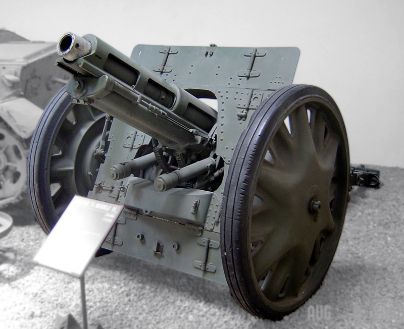 Obice de 75/18 modello 35 on display at the Musée des Blindés in Saumur. The picture taken August 8, 2006.
