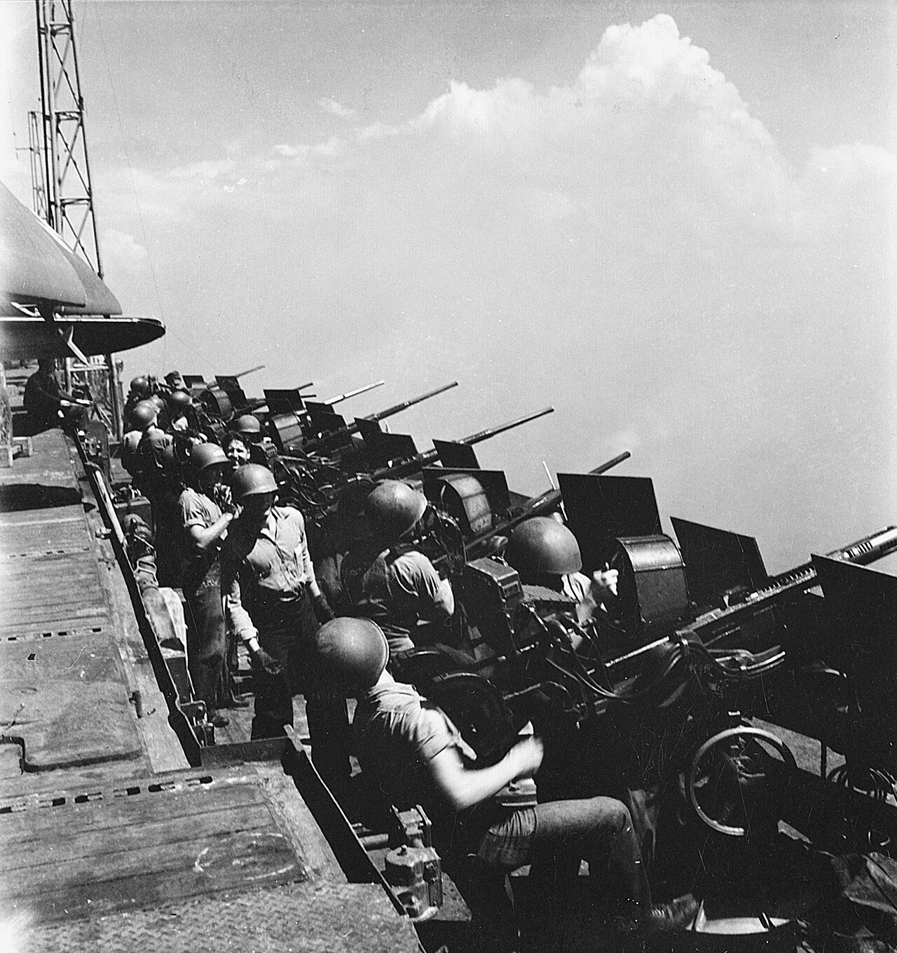 20mm Oerlikon guns in the catwalk of the aircraft carrier USS Hornet (CV-12) in February 1945.