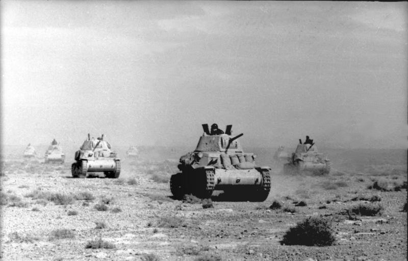 carri armati italiani del Regio Esercito (modello M13/40) di guardia nel deserto africano