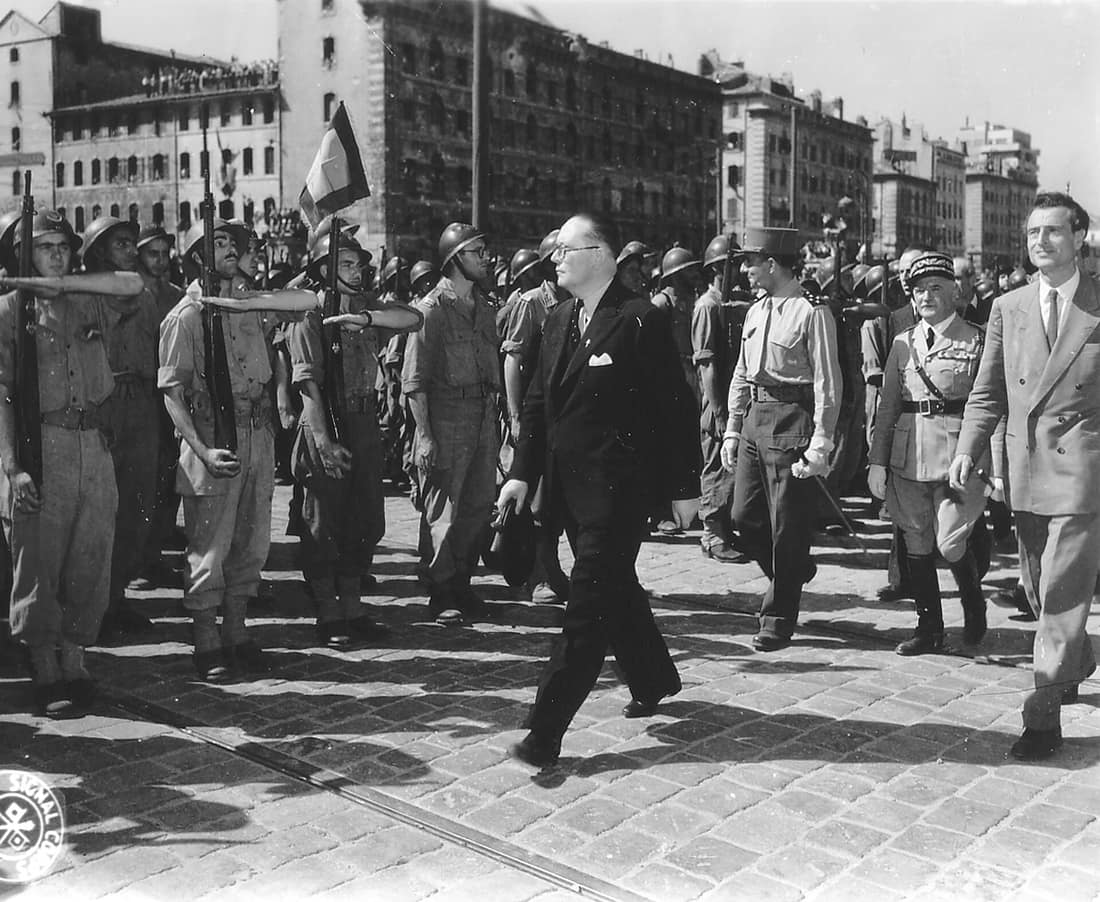 André Diethelm reviews troops in Marseille liberated in August 1944. We recognize, behind Diethelm, General de Lattre de Tassigny (in pants and uniform shirt, without jacket, looking to the right of the soldiers) and Emm