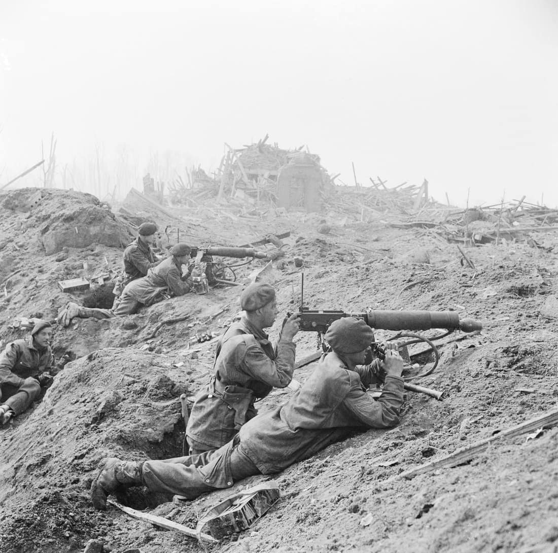 The Allied Campaign in North-west Europe, 6 June 1944 - 7 May 1945 Crossing the Rhine 24 -31 March 1945 : British commandos of the 1st Commando Brigade man two Vickers machine guns in the shattered outskirts of Wesel. Th