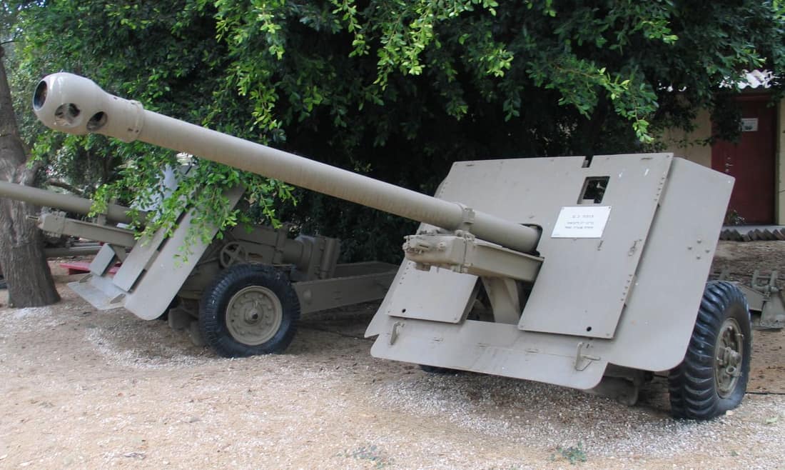 Description: British Ordnance QF 17 pounder anti-tank cannon -n Batey ha-Osef Museum, Tel Aviv, Israel. 2005. Source: Photo by me, User:Bukvoed.