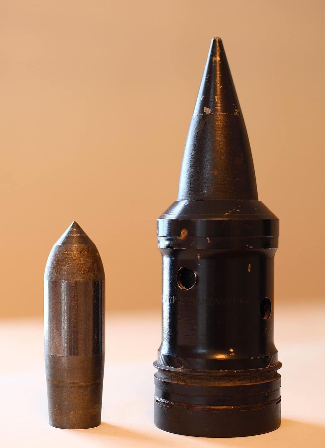Armour-Piercing Discarding-Sabot /Tracer round for 17-pounder gun (WW2), with its tungsten carbide core. Sabot marked: APDS/TQF17PR&amp;77MMCDNMK1<Canadian Arsenals trademark>4