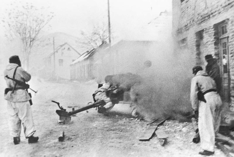 For documentary purposes the German Federal Archive often retained the original image captions, which may be erroneous, biased, obsolete or politically extreme. Vom Bandenkrieg in Bosnien Mitten auf der Strasse einer von