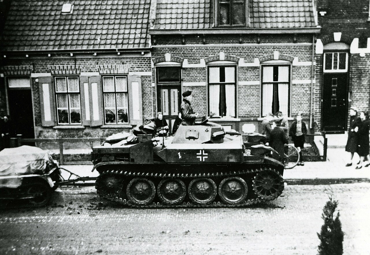 Een Flammpanzer II Flamingo van Panzer Abteilung (F) 100 in de Axelsestraat.