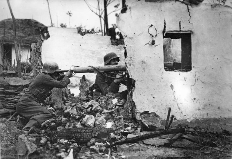 For documentary purposes the German Federal Archive often retained the original image captions, which may be erroneous, biased, obsolete or politically extreme. Russland, Füsiliere mit "Panzerschreck" Scherl Bilderdienst