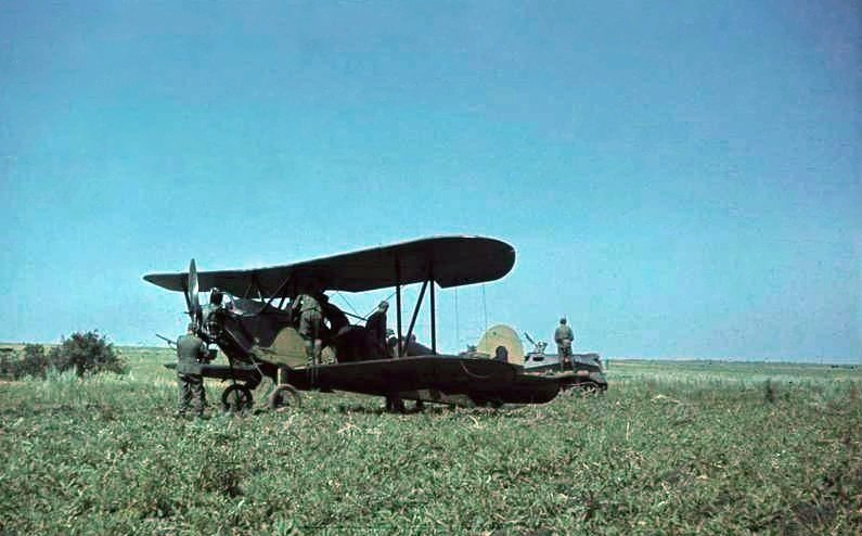 For documentary purposes the German Federal Archive often retained the original image captions, which may be erroneous, biased, obsolete or politically extreme. Ein sowjet. Flugzeug ist abgeschossen und setzt zur Notland