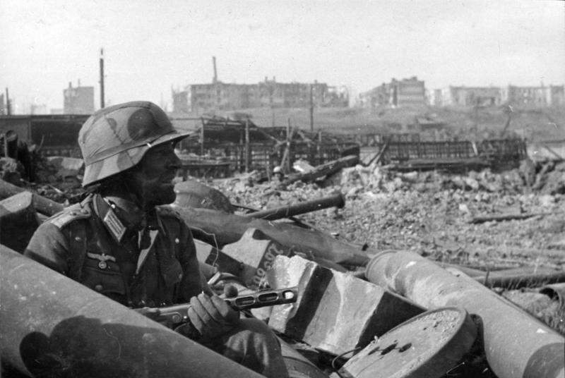For documentary purposes the German Federal Archive often retained the original image captions, which may be erroneous, biased, obsolete or politically extreme. Russland, Kampf um Stalingrad, Soldat mit MPi Der Kampf in 