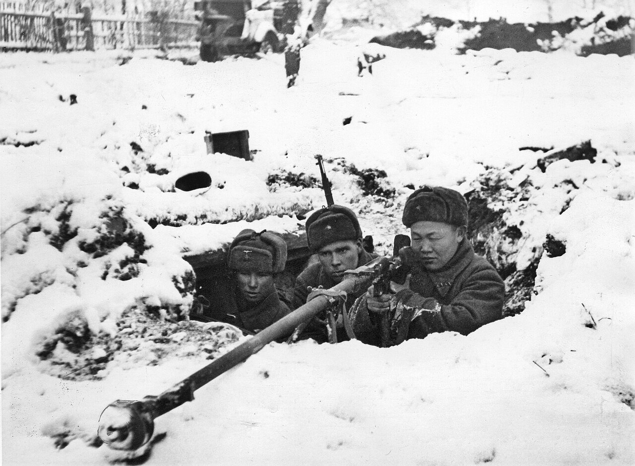 Расчёт советского противотанкового ружья ПТРД-41 на позиции во время битвы за Москву. Московская область, зима 1941 — 1942 гг. Источник: Государственный Зеленоградский историко-краеведческий музей.