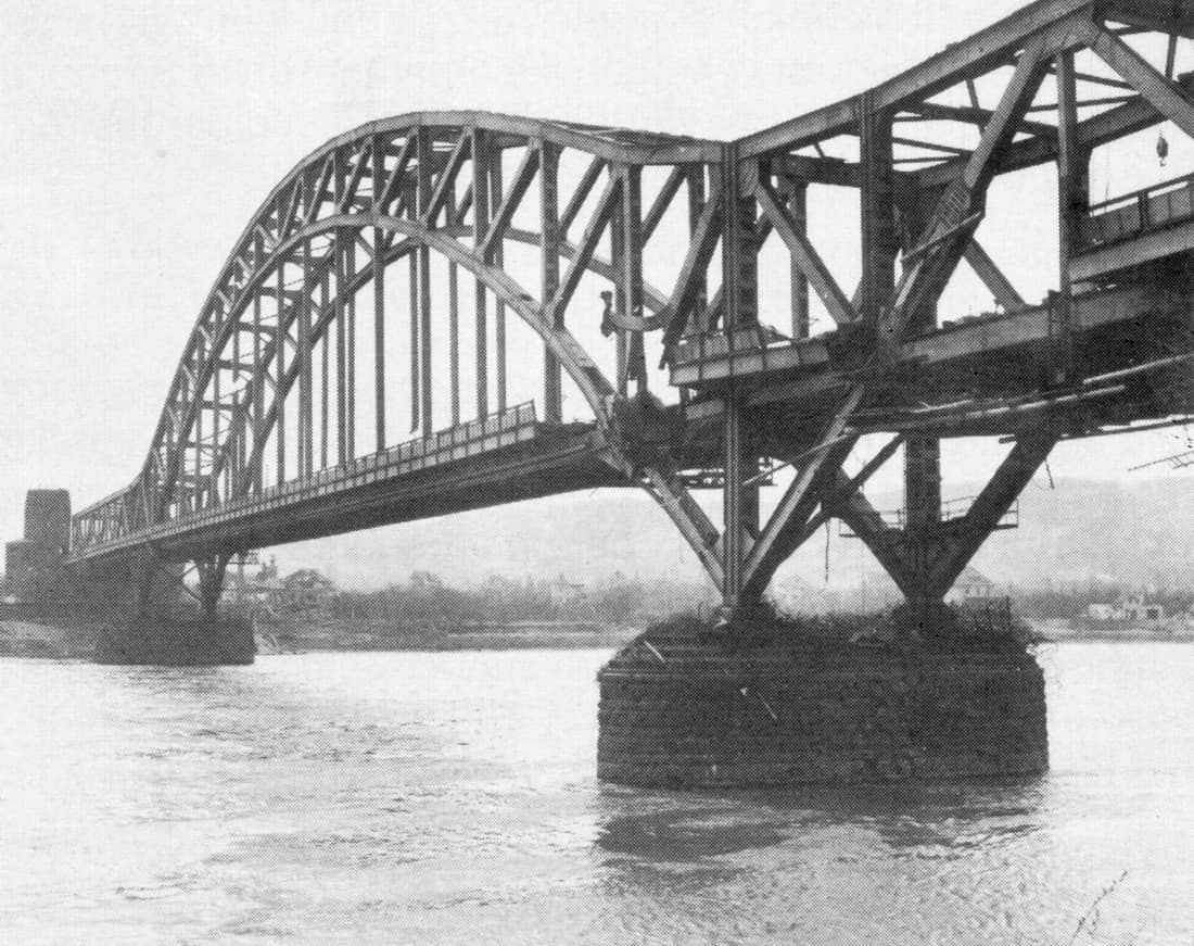 Die Ludendorff-Brücke nach der Eroberung im März 1945. Das Bild zeigt erhebliche strukturelle Schäden im Bereich des nördlichen Strompfeilers. Hier lag auch der zentrale Sprengpunkt.
