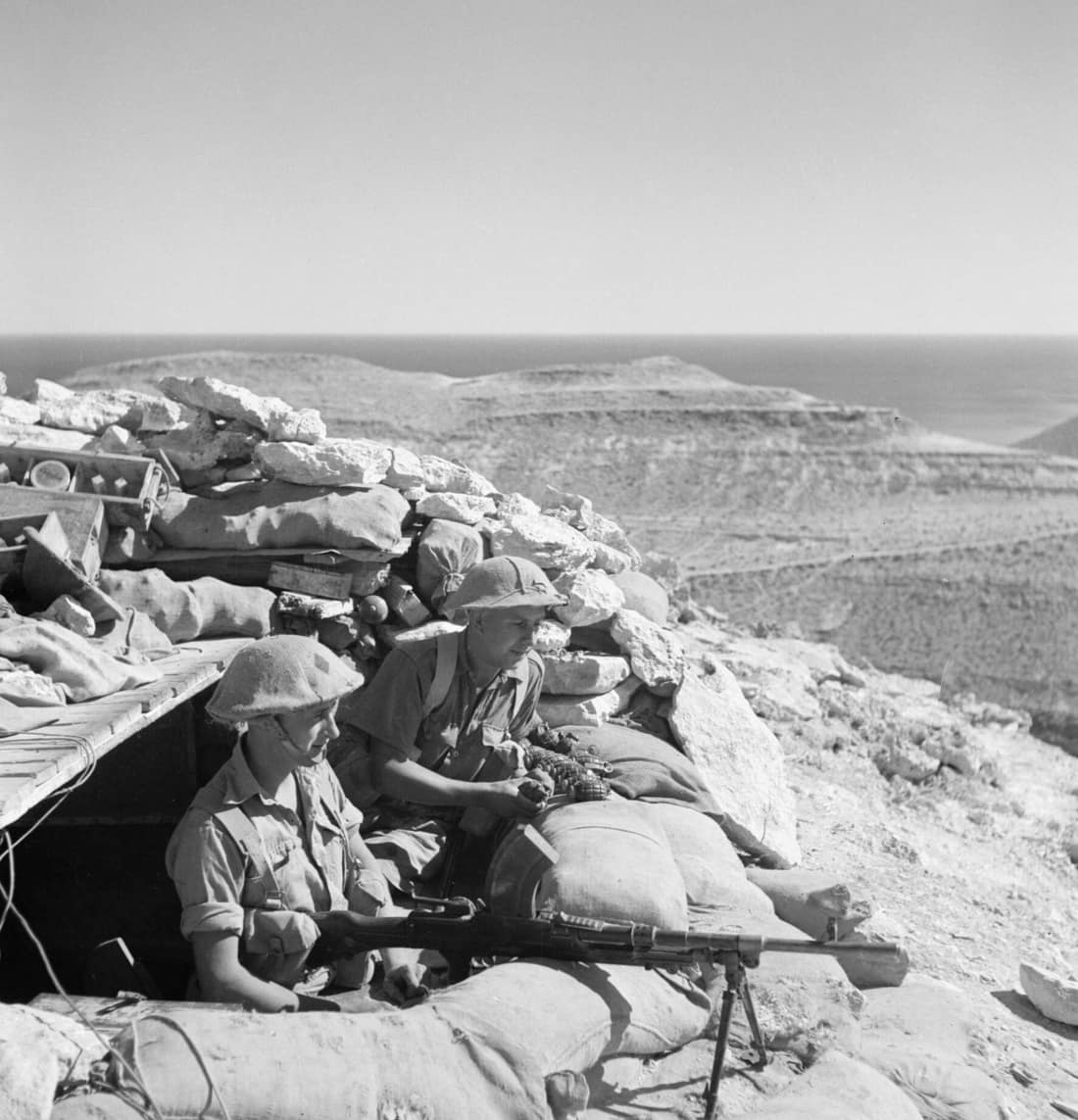 Men of the Leicestershire Regiment man a Bren gun near Tobruk, 10 November 1941