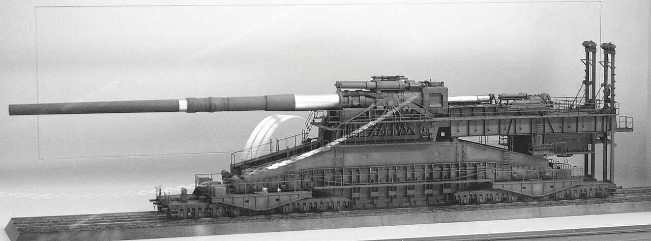 Modell des 80-cm-Eisenbahngeschützes Dora, Museum Overloon