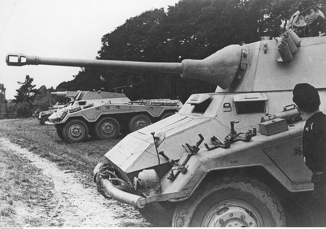 Niemieckie rozpoznawcze samochody pancerne. Na pierwszym planie Sd. Kfz. 234/2 8-Rad "Puma", w głębi Sd. Kfz. 234/3 8-Rad oraz nierozpoznany samochód pancerny.