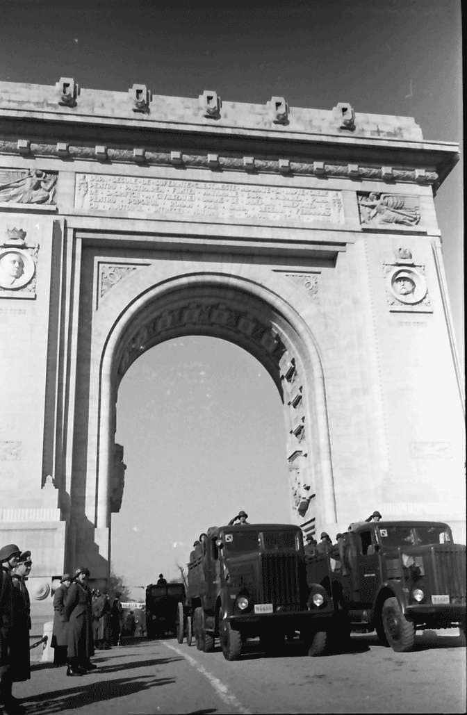Bucharest: Entry of the Romanian troops from Odessa, heavy artillery, from below, with triumphal arch