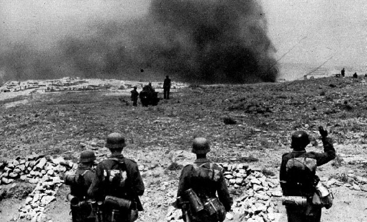 Le truppe tedesche della 11. Armee si avvicinano a Sebastopoli in fiamme nel giugno 1942