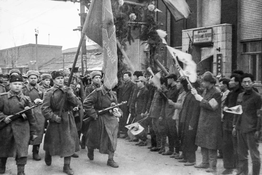 Жители города Муданьцзян приветствуют советских воинов. Осень 1945 года. Фото А. Становова. Главархив Москвы