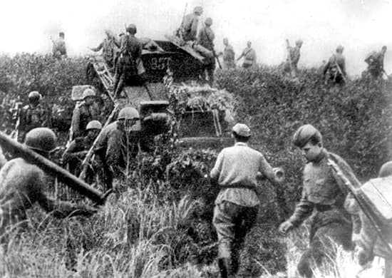 Soviet infantry crosses the border of Manchuria. August 9, 1945.