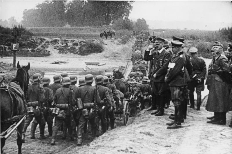 For documentary purposes the German Federal Archive often retained the original image captions, which may be erroneous, biased, obsolete or politically extreme. Polen, Parade vor Adolf Hitler Scherl Bilderdienst: Aus dem