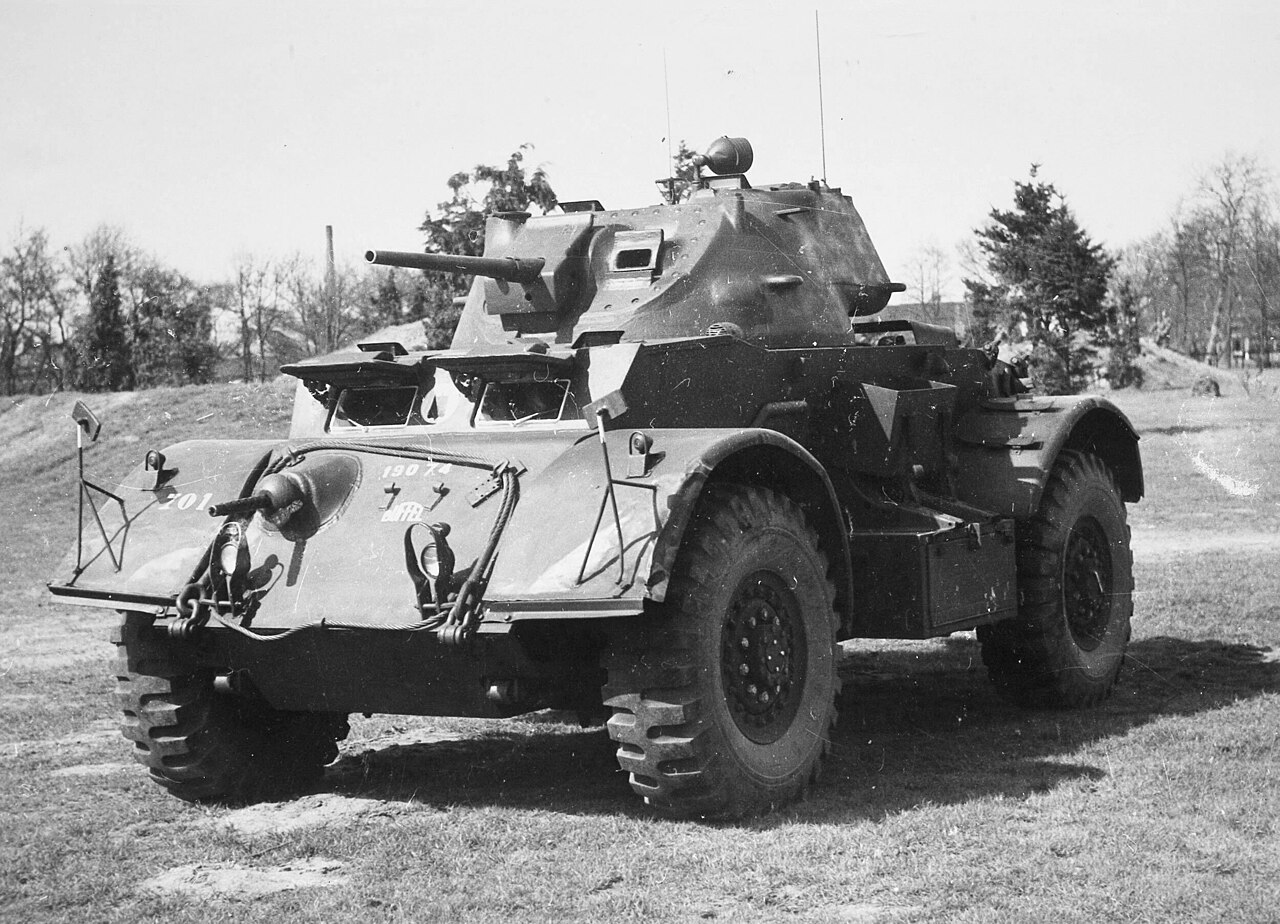 Een GM Staghound T17E1-pantserwagen met de naam 'Buffel'. Dit type, uitgerust met een 37mm kanon, was tussen 1945 en 1964 in gebruik voor opleidingen en bij twee eskadrons van de Cavalerie.