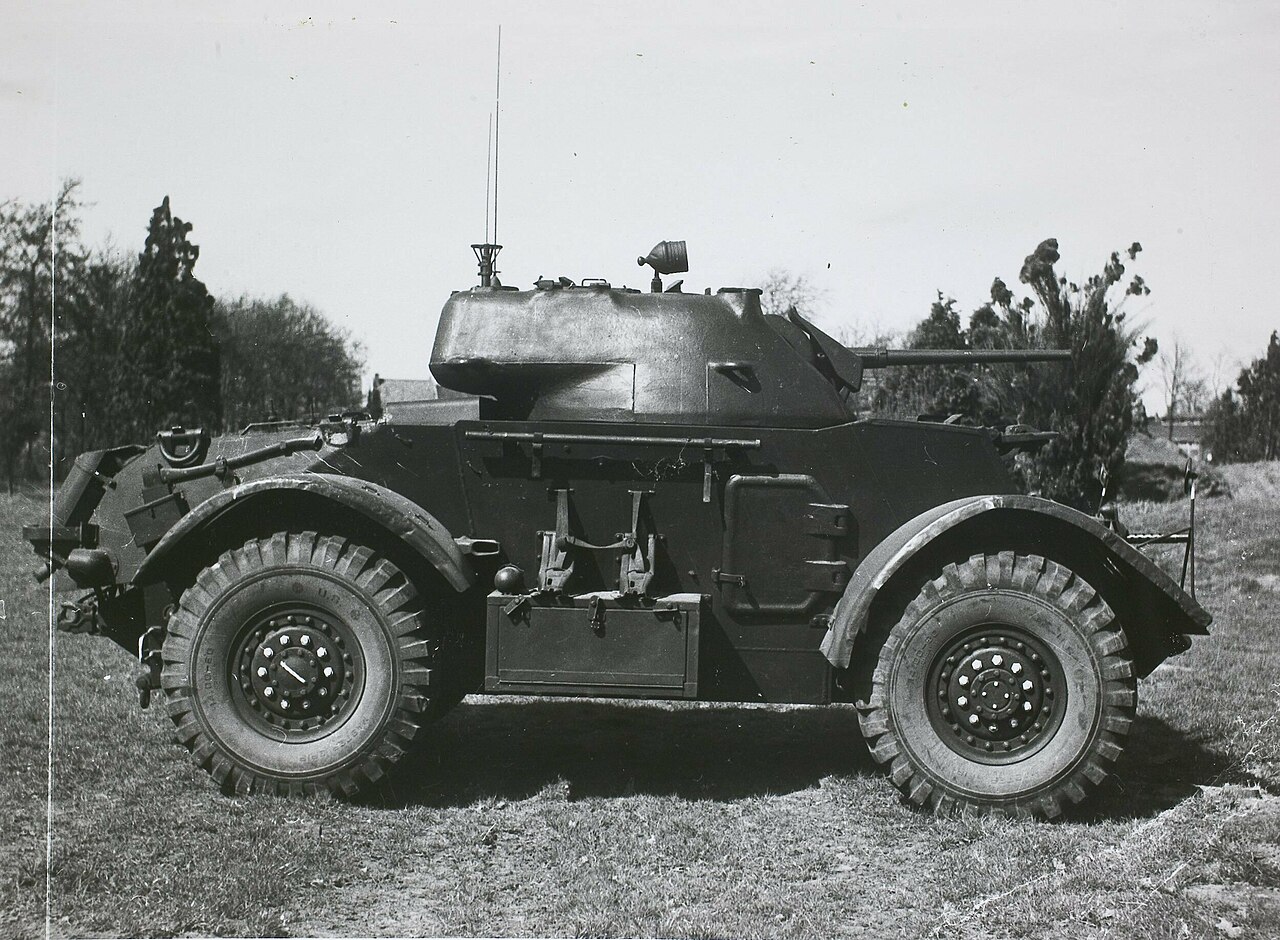 Een GM Staghound T17E1-pantserwagen, met de naam Buffel, uitgerust met een 37mm kanon. Dit type was tussen 1945 en 1964 in gebruik voor opleidingen en bij twee eskadrons van de Cavalerie.