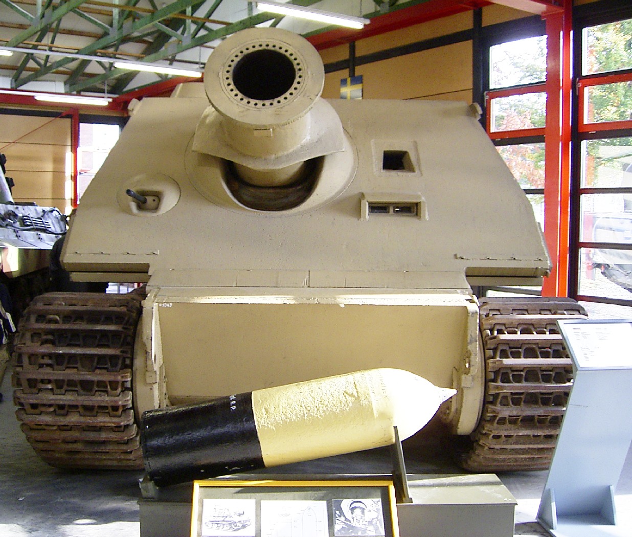 Sturmtiger im Deutschen Panzermuseum Munster. Davor eines der Raketengeschosse.