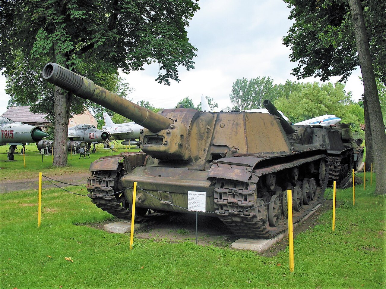 Ciężkie działo samobieżne SU-152, konstrukcji sowieckiej. Ze zbiorów Lubuskiego Muzeum Wojskowego w Drzonowie.
