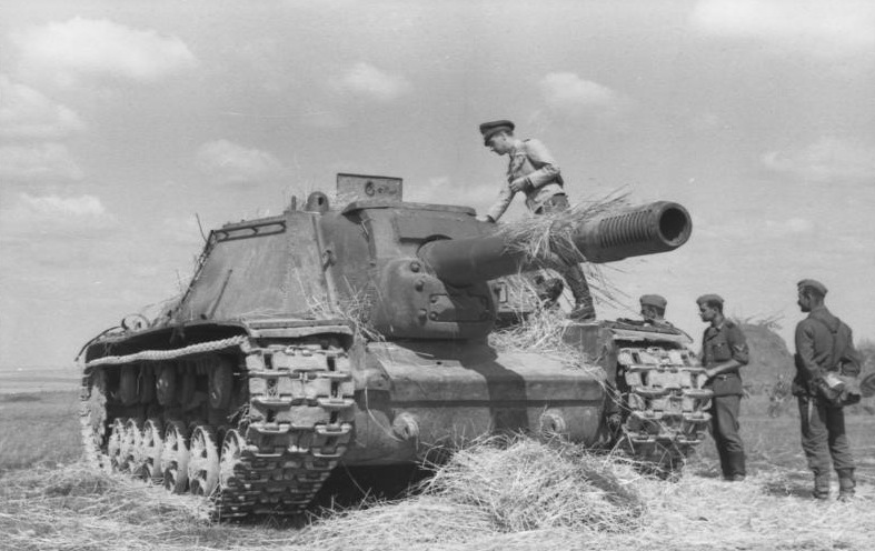 Ein SU-152-Sturmgeschütz wird von deutschen Soldaten untersucht