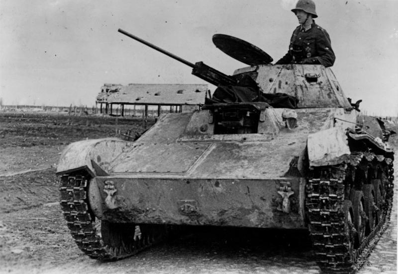 For documentary purposes the German Federal Archive often retained the original image captions, which may be erroneous, biased, obsolete or politically extreme. Russland, Cholm russischer Beutepanzer An der Sowjetfront: 