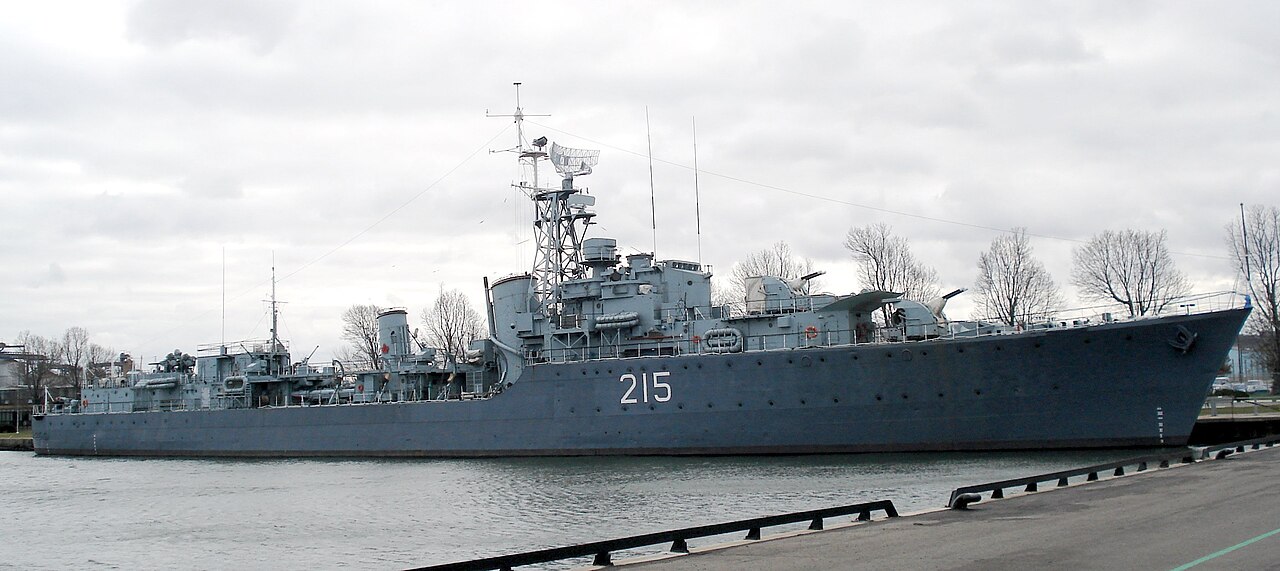 Destroyer HMCS Haida moored as museum ship at Hamilton, Ontario. Photo taken on December 2, 2006. Source: Photo by me, User:Balcer.