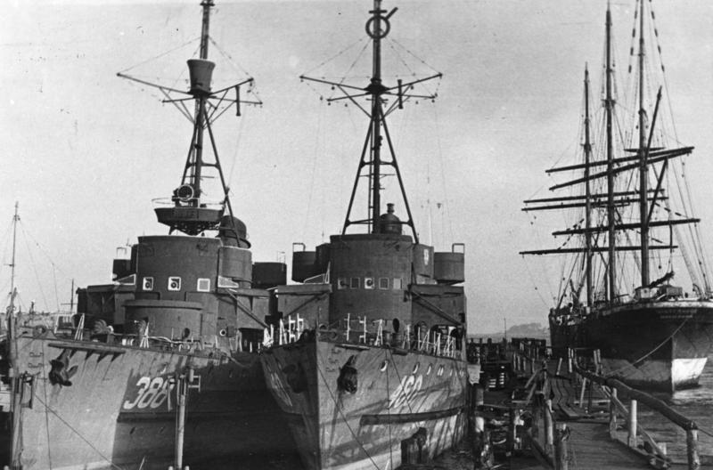 For documentary purposes the German Federal Archive often retained the original image captions, which may be erroneous, biased, obsolete or politically extreme. Kriegsschiffe werden zu Passagierdampfer: Vier ehemalige de
