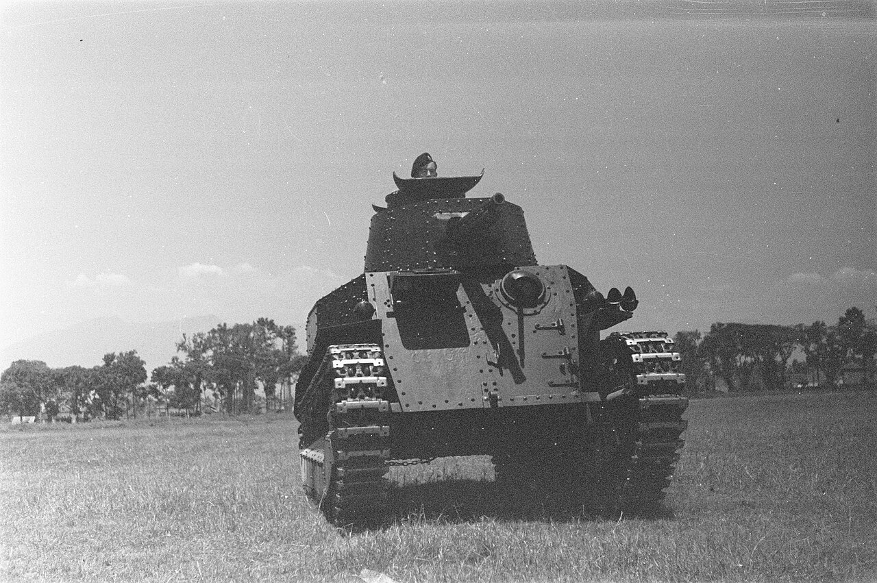 Collectie / Archief : Fotocollectie Dienst voor Legercontacten Indonesië Reportage / Serie : [DLC] Inspectiereis generaal P.L.G. Doorman (september-oktober 1946) Beschrijving : Een buitgemaakte Japanse 89 I-Go middelzwar