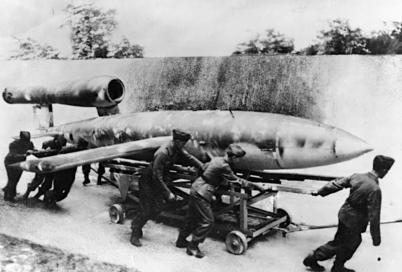 For documentary purposes the German Federal Archive often retained the original image captions, which may be erroneous, biased, obsolete or politically extreme. V1 vor dem Start Aus guter Deckung wird "V1" an die Abschuß