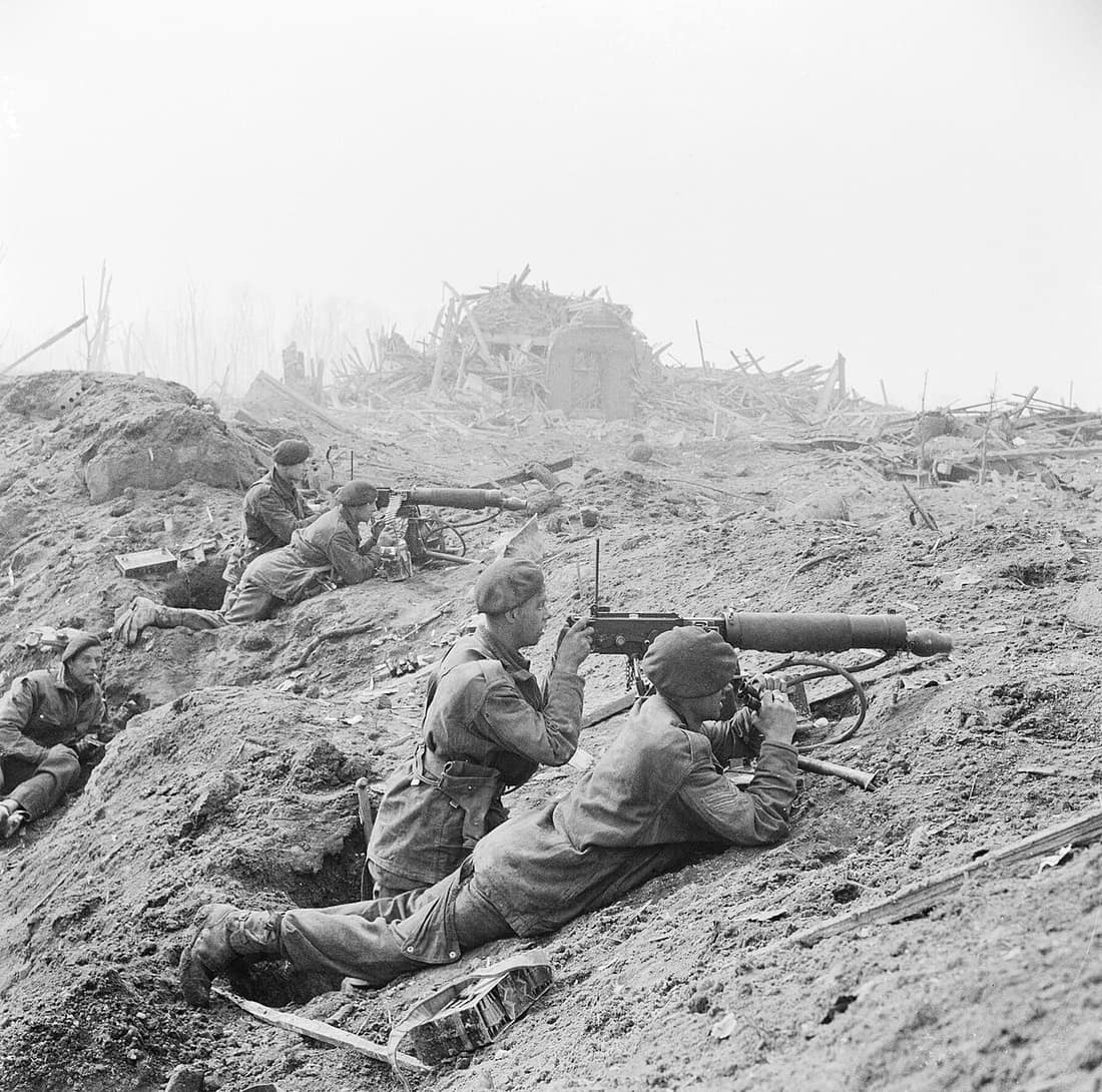 The Allied Campaign in North-west Europe, 6 June 1944 - 7 May 1945 Crossing the Rhine 24 -31 March 1945 : British commandos of the 1st Commando Brigade man two Vickers machine guns in the shattered outskirts of Wesel. Th