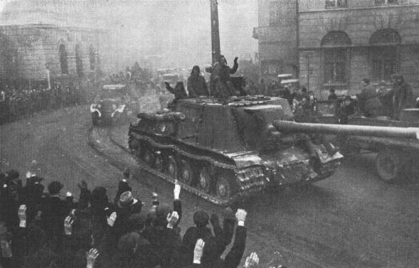 Residents of Lodz greet the Soviet tankists entering the city in 1945. Original description in Russian (http://armor.kiev.ua) : ИСУ-122. Лодзь, 1945 г. (ISU-122, Lodz, 1945) Source: from http://armor.kiev.ua/Tanks/WWII/S
