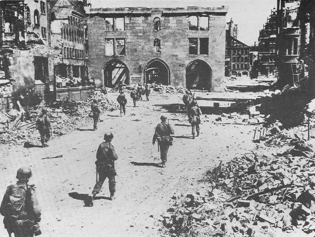 Soldaten der 3. US-Inf.-Div. (O'Daniel) während der Eroberung Nürnbergs am 20.04.1945. Photo aufgenommen an der Mauthalle.
